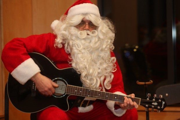Sing along with Santa and his Guitar, Real Christmas Feeling ... Nice to sing with santa  